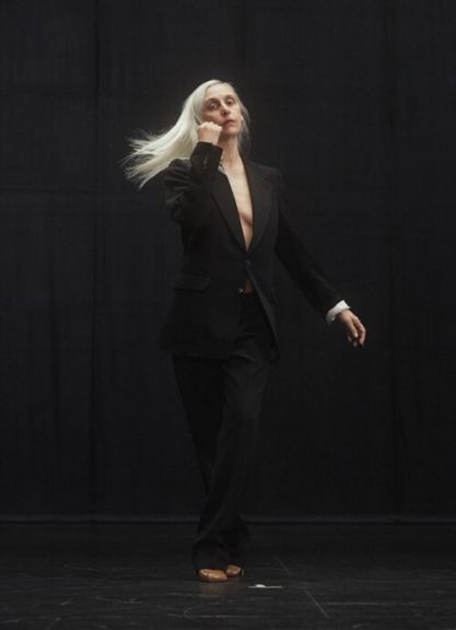 Dries Van Noten, automne-hiver 2021-22, film de collection chorégraphié par Anne Teresa De Keersmaeker 